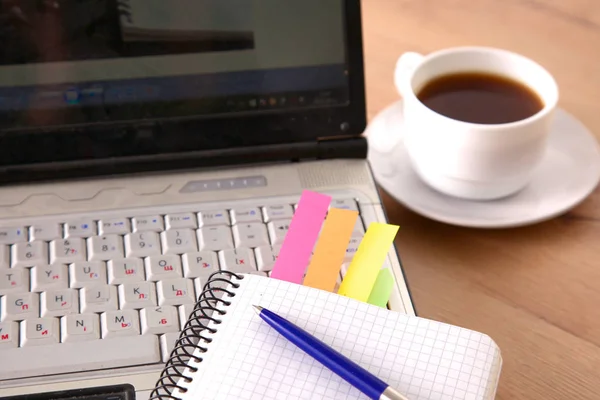 Office tabel met lege Kladblok en laptop — Stockfoto