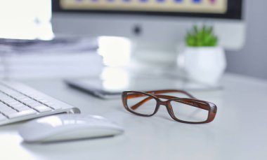 Çalışma alanı sunum mockup, masaüstü bilgisayar ve ofis malzemeleri mermer masanın üzerinde