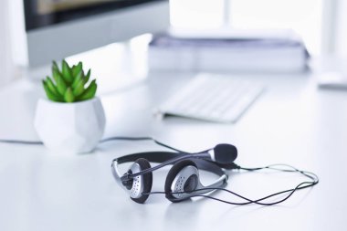 Çalışma alanı sunum mockup, masaüstü bilgisayar ve ofis malzemeleri mermer masanın üzerinde