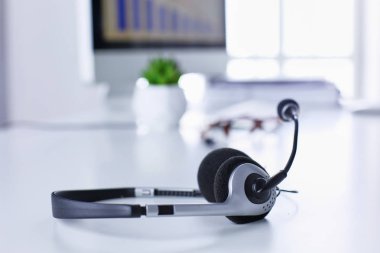 Çalışma alanı sunum mockup, masaüstü bilgisayar ve ofis malzemeleri mermer masanın üzerinde