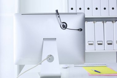 İletişim destek, çağrı merkezi ve müşteri hizmet yardım masası. VoIP kulaklık dizüstü bilgisayar klavye