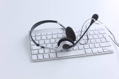 İletişim destek, çağrı merkezi ve müşteri hizmet yardım masası. VoIP kulaklık dizüstü bilgisayar klavye
