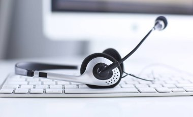 İletişim destek, çağrı merkezi ve müşteri hizmet yardım masası. VoIP kulaklık dizüstü bilgisayar klavye
