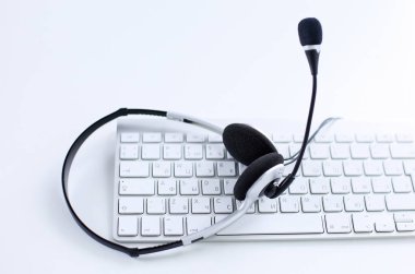 İletişim destek, çağrı merkezi ve müşteri hizmet yardım masası. VoIP kulaklık dizüstü bilgisayar klavye