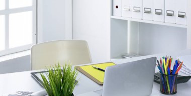 Çalışma alanı sunum mockup, masaüstü bilgisayar ve ofis malzemeleri mermer masanın üzerinde