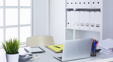 Çalışma alanı sunum mockup, masaüstü bilgisayar ve ofis malzemeleri mermer masanın üzerinde