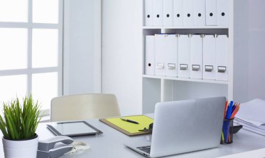 Çalışma alanı sunum mockup, masaüstü bilgisayar ve ofis malzemeleri mermer masanın üzerinde