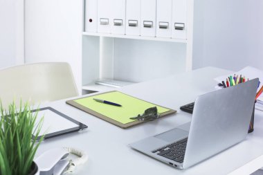 Çalışma alanı sunum mockup, masaüstü bilgisayar ve ofis malzemeleri mermer masanın üzerinde