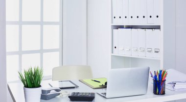 Çalışma alanı sunum mockup, masaüstü bilgisayar ve ofis malzemeleri mermer masanın üzerinde