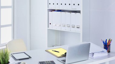 Çalışma alanı sunum mockup, masaüstü bilgisayar ve ofis malzemeleri mermer masanın üzerinde