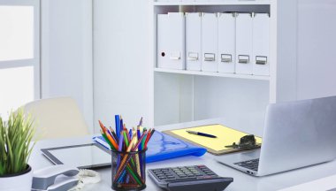 Çalışma alanı sunum mockup, masaüstü bilgisayar ve ofis malzemeleri mermer masanın üzerinde