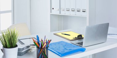 Çalışma alanı sunum mockup, masaüstü bilgisayar ve ofis malzemeleri mermer masanın üzerinde