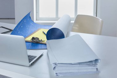 Çalışma alanı sunum mockup, masaüstü bilgisayar ve ofis malzemeleri mermer masanın üzerinde