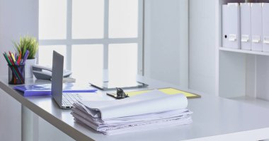 Çalışma alanı sunum mockup, masaüstü bilgisayar ve ofis malzemeleri mermer masanın üzerinde