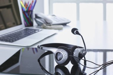 İletişim destek, çağrı merkezi ve müşteri hizmet yardım masası. VoIP kulaklık dizüstü bilgisayar klavye