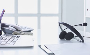 İletişim destek, çağrı merkezi ve müşteri hizmet yardım masası. VoIP kulaklık dizüstü bilgisayar klavye