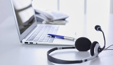 İletişim destek, çağrı merkezi ve müşteri hizmet yardım masası. VoIP kulaklık dizüstü bilgisayar klavye