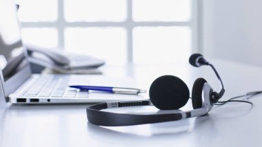 İletişim destek, çağrı merkezi ve müşteri hizmet yardım masası. VoIP kulaklık dizüstü bilgisayar klavye