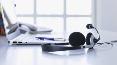 İletişim destek, çağrı merkezi ve müşteri hizmet yardım masası. VoIP kulaklık dizüstü bilgisayar klavye