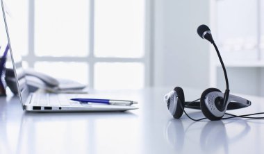 İletişim destek, çağrı merkezi ve müşteri hizmet yardım masası. VoIP kulaklık dizüstü bilgisayar klavye