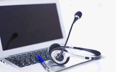İletişim destek, çağrı merkezi ve müşteri hizmet yardım masası. VoIP kulaklık dizüstü bilgisayar klavye