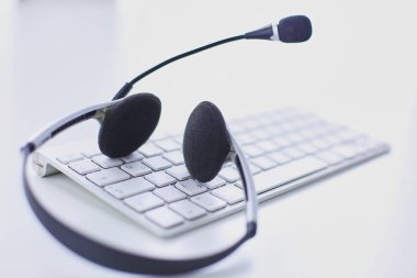 İletişim destek, çağrı merkezi ve müşteri hizmet yardım masası. VoIP kulaklık dizüstü bilgisayar klavye