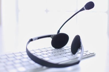 İletişim destek, çağrı merkezi ve müşteri hizmet yardım masası. VoIP kulaklık dizüstü bilgisayar klavye