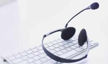 İletişim destek, çağrı merkezi ve müşteri hizmet yardım masası. VoIP kulaklık dizüstü bilgisayar klavye