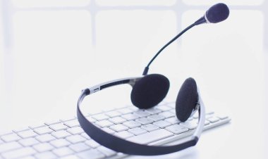 İletişim destek, çağrı merkezi ve müşteri hizmet yardım masası. VoIP kulaklık dizüstü bilgisayar klavye