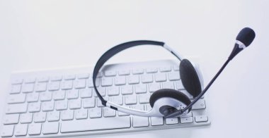 İletişim destek, çağrı merkezi ve müşteri hizmet yardım masası. VoIP kulaklık dizüstü bilgisayar klavye