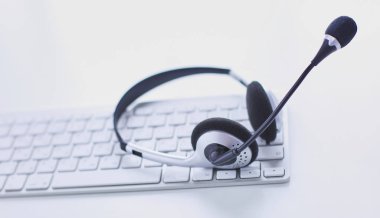 İletişim destek, çağrı merkezi ve müşteri hizmet yardım masası. VoIP kulaklık dizüstü bilgisayar klavye