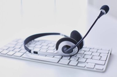 İletişim destek, çağrı merkezi ve müşteri hizmet yardım masası. VoIP kulaklık dizüstü bilgisayar klavye