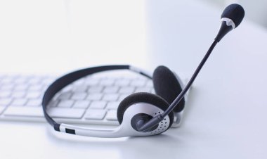 İletişim destek, çağrı merkezi ve müşteri hizmet yardım masası. VoIP kulaklık dizüstü bilgisayar klavye