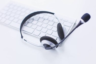 İletişim destek, çağrı merkezi ve müşteri hizmet yardım masası. VoIP kulaklık dizüstü bilgisayar klavye