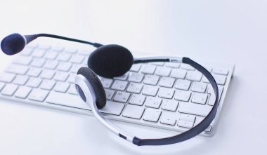 İletişim destek, çağrı merkezi ve müşteri hizmet yardım masası. VoIP kulaklık dizüstü bilgisayar klavye