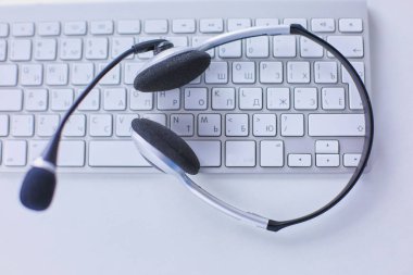 İletişim destek, çağrı merkezi ve müşteri hizmet yardım masası. VoIP kulaklık dizüstü bilgisayar klavye