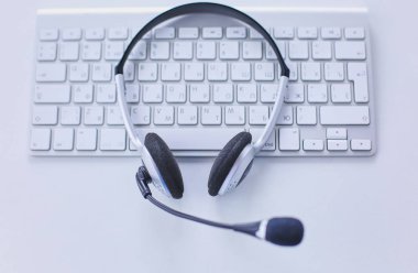 İletişim destek, çağrı merkezi ve müşteri hizmet yardım masası. VoIP kulaklık dizüstü bilgisayar klavye
