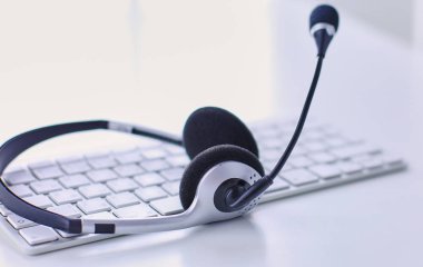 İletişim destek, çağrı merkezi ve müşteri hizmet yardım masası. VoIP kulaklık dizüstü bilgisayar klavye