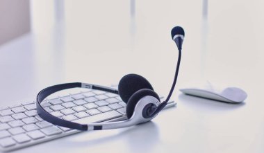 İletişim destek, çağrı merkezi ve müşteri hizmet yardım masası. VoIP kulaklık dizüstü bilgisayar klavye