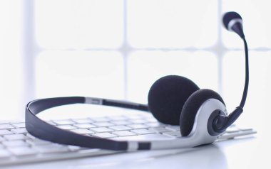 İletişim destek, çağrı merkezi ve müşteri hizmet yardım masası. VoIP kulaklık dizüstü bilgisayar klavye