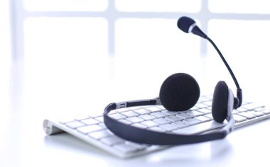 İletişim destek, çağrı merkezi ve müşteri hizmet yardım masası. VoIP kulaklık dizüstü bilgisayar klavye