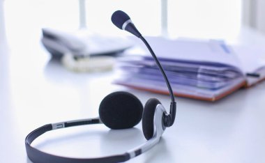 İletişim destek, çağrı merkezi ve müşteri hizmet yardım masası. VoIP kulaklık dizüstü bilgisayar klavye