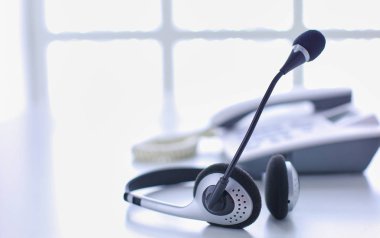 İletişim destek, çağrı merkezi ve müşteri hizmet yardım masası. VoIP kulaklık dizüstü bilgisayar klavye