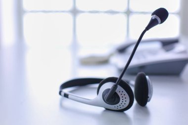 İletişim destek, çağrı merkezi ve müşteri hizmet yardım masası. VoIP kulaklık dizüstü bilgisayar klavye