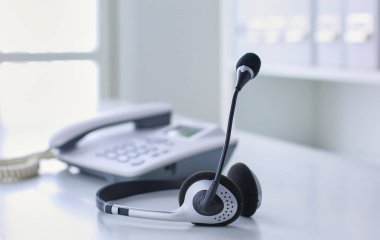 İletişim destek, çağrı merkezi ve müşteri hizmet yardım masası. VoIP kulaklık dizüstü bilgisayar klavye