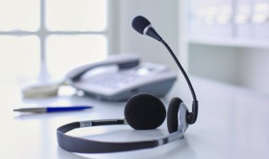 İletişim destek, çağrı merkezi ve müşteri hizmet yardım masası. VoIP kulaklık dizüstü bilgisayar klavye