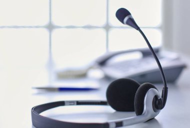 İletişim destek, çağrı merkezi ve müşteri hizmet yardım masası. VoIP kulaklık dizüstü bilgisayar klavye