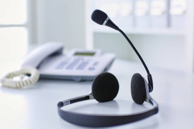 İletişim destek, çağrı merkezi ve müşteri hizmet yardım masası. VoIP kulaklık dizüstü bilgisayar klavye