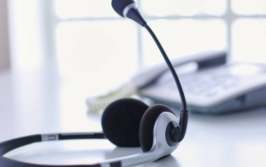 İletişim destek, çağrı merkezi ve müşteri hizmet yardım masası. VoIP kulaklık dizüstü bilgisayar klavye