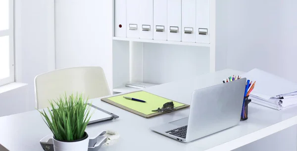 Mockup apresentação do espaço de trabalho, computador desktop e material de escritório em mesa de mármore — Fotografia de Stock